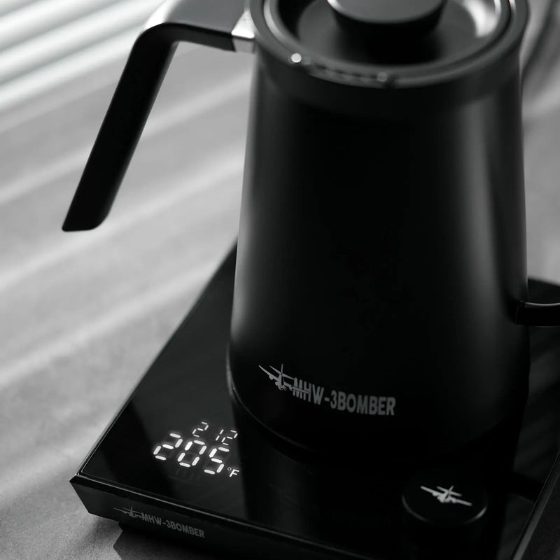Chaleira elétrica MHW-3BOMBER: rapidez, precisão e estilo para o seu ritual do café.